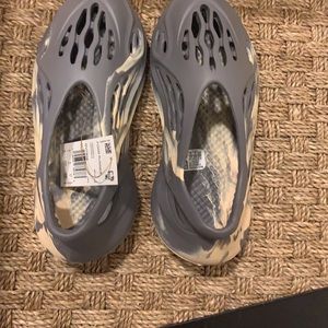 Yeezy foam runner kids size 4 brand new *rare*